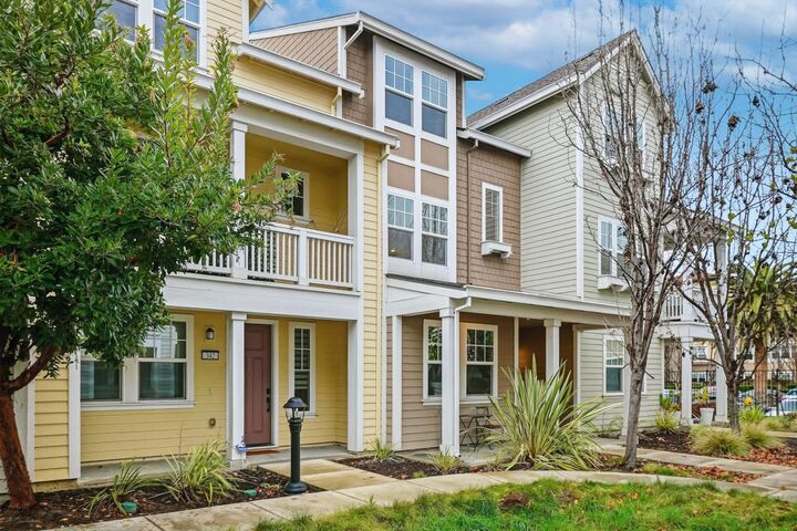 Property Photo:  346 Circuit Way  CA 94043 