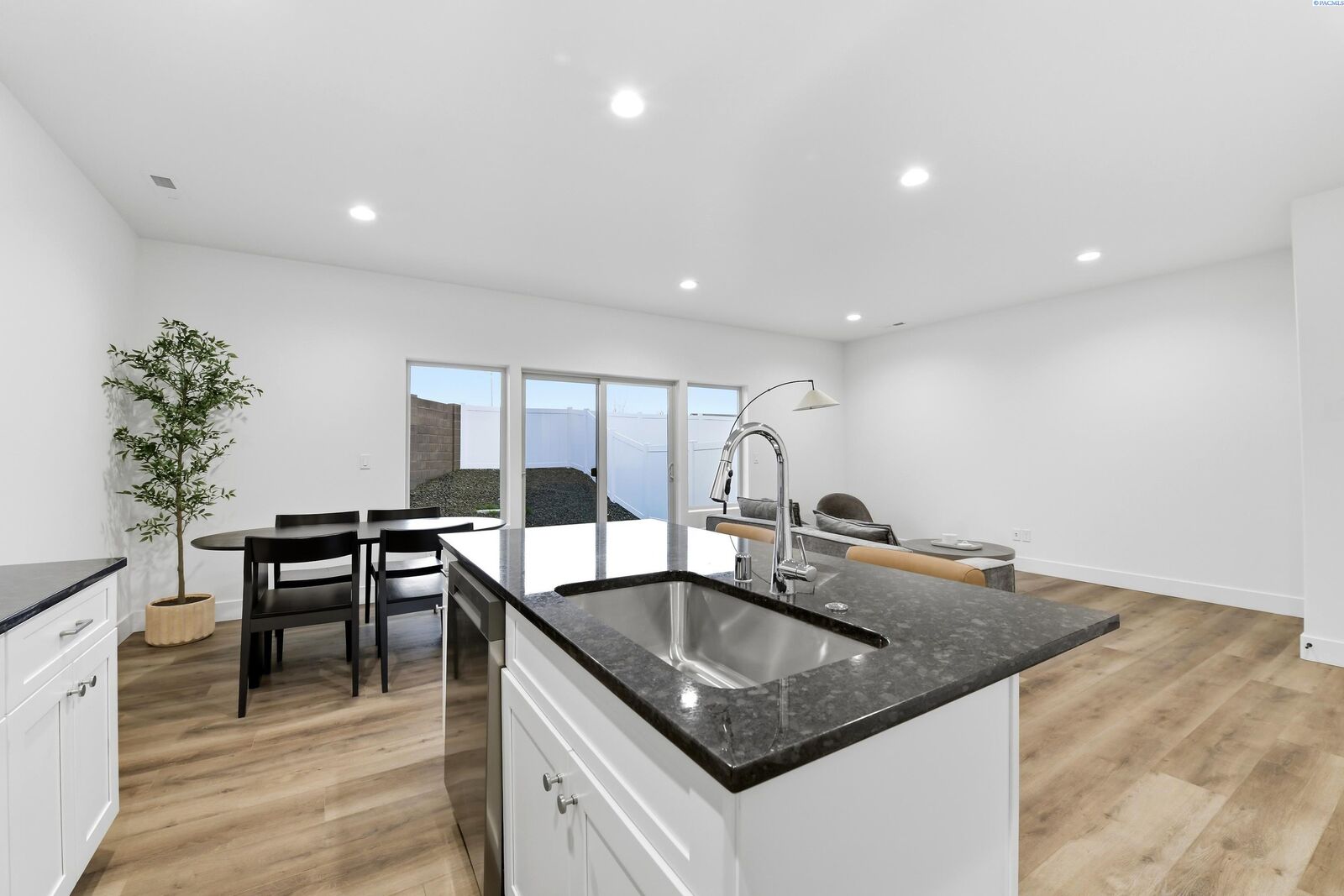 Property Photo: 7423 Grapevine Ct WA 99353