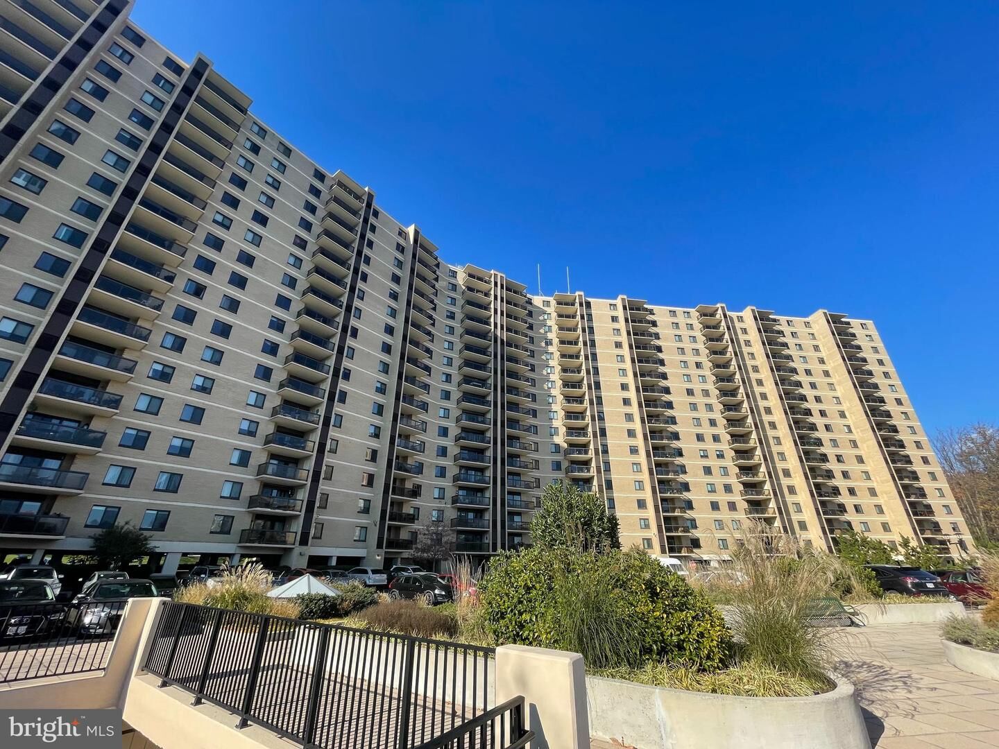 Property Photo: 205 Yoakum Parkway 1721 VA 22304