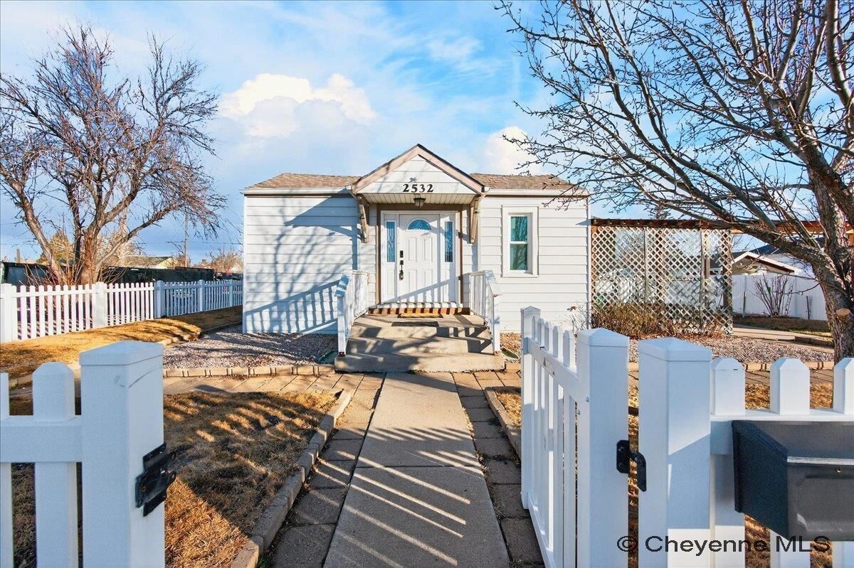 Property Photo:  2532 E 9th St  WY 82001 