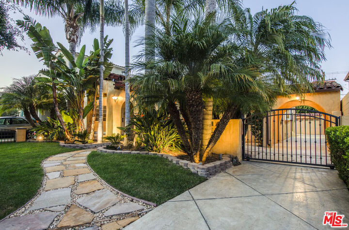 Property Photo:  6427 Lindenhurst Ave  CA 90048 