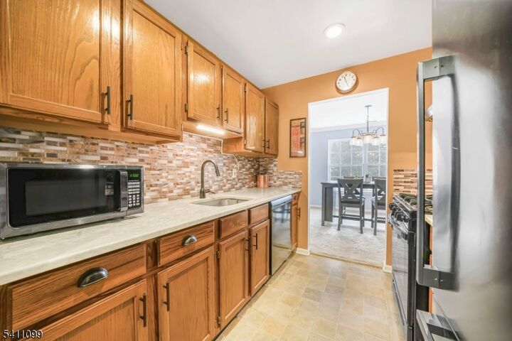 Property Photo:  4 Vernon Ct 4-2  NJ 07463 