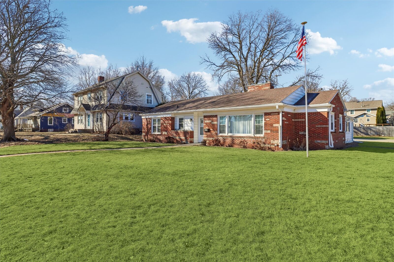 Property Photo:  1111 N Howard Street  IA 50125 