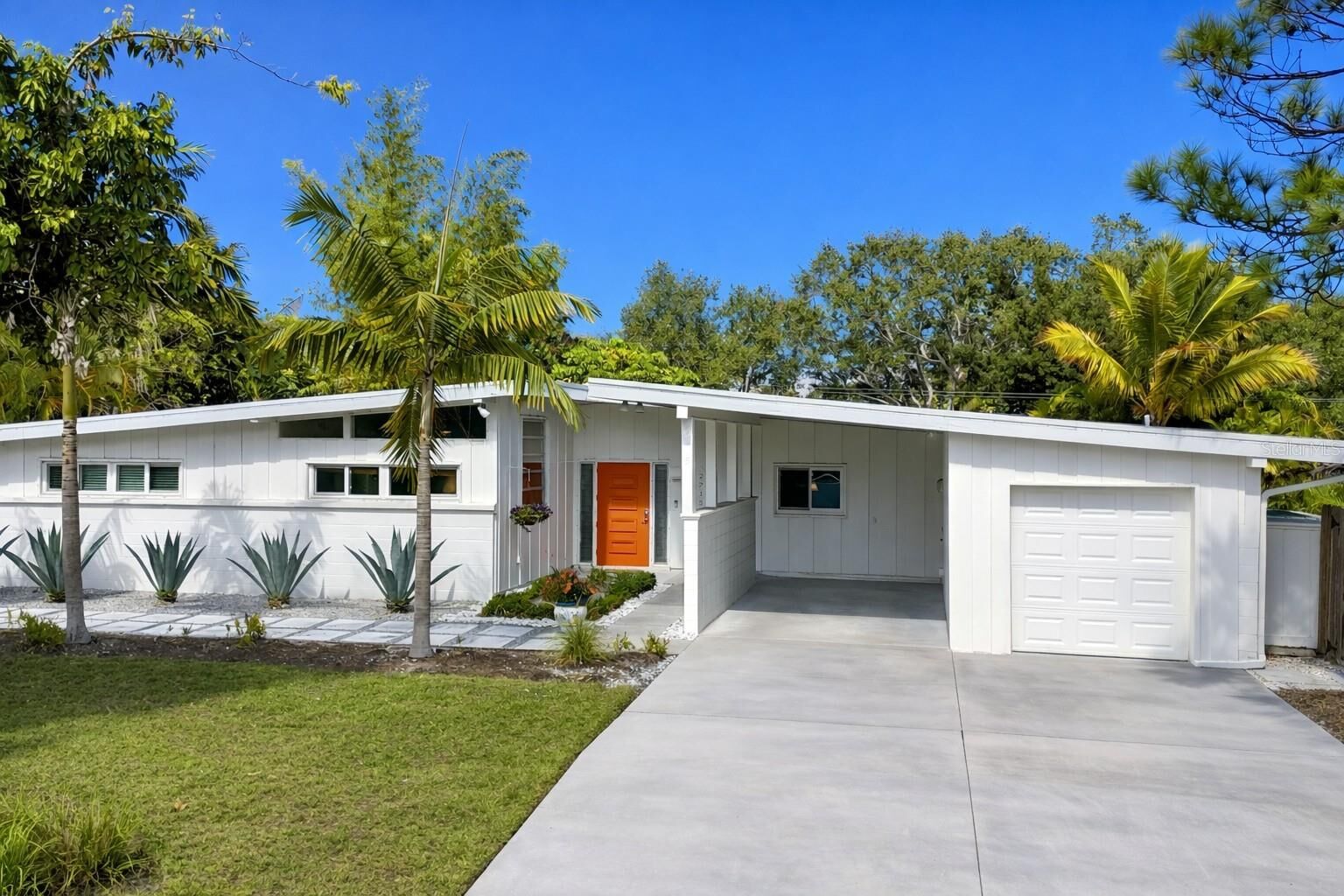Property Photo:  2715 Valencia Drive  FL 34239 