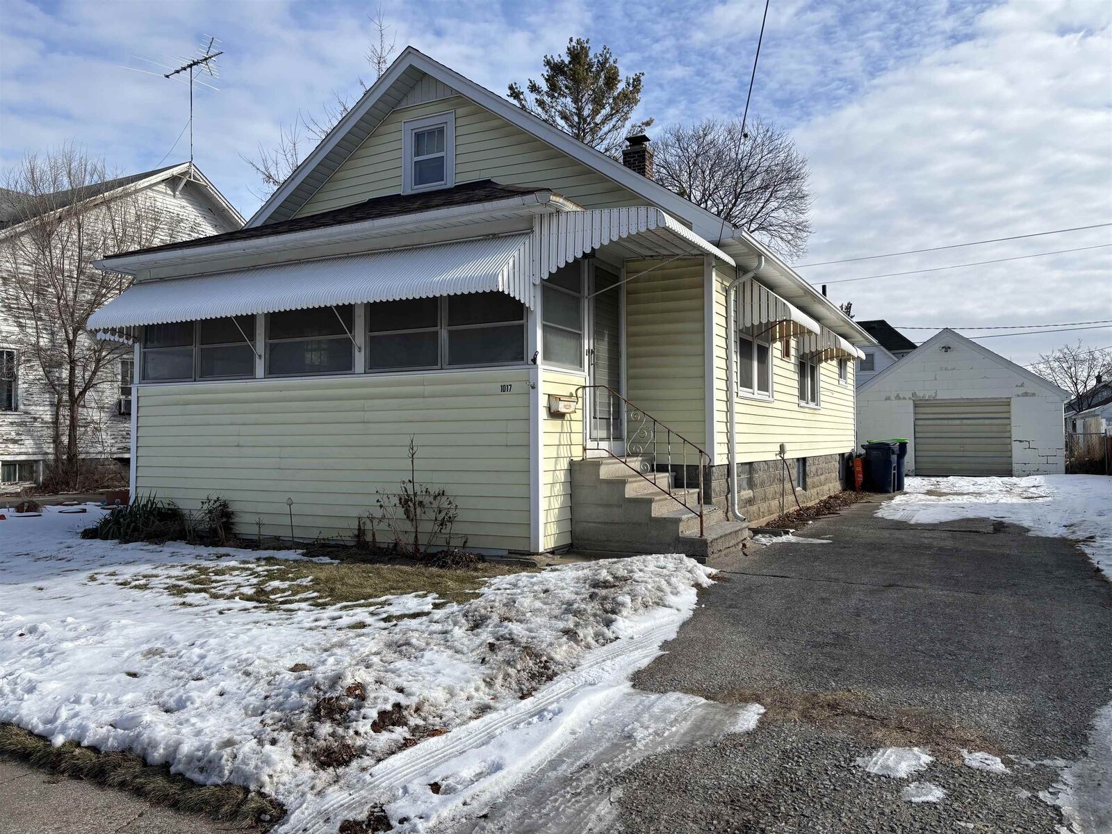 Property Photo: 1017 S Lincoln Street MI 48708