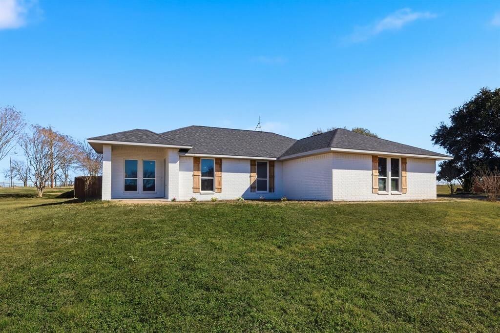 Property Photo:  101 S Haven Place  TX 75165 
