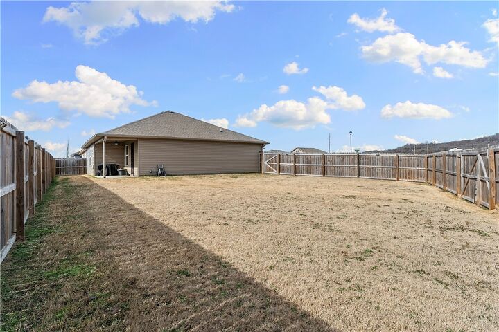 Property Photo:  1061 E Bunting Street  AR 72701 