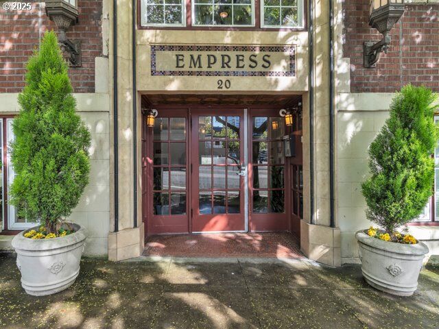 Property Photo:  20 NW 16th Ave 8  OR 97209 