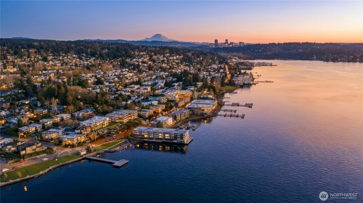 Property Photo:  733  Lake Street S 202  WA 98033 