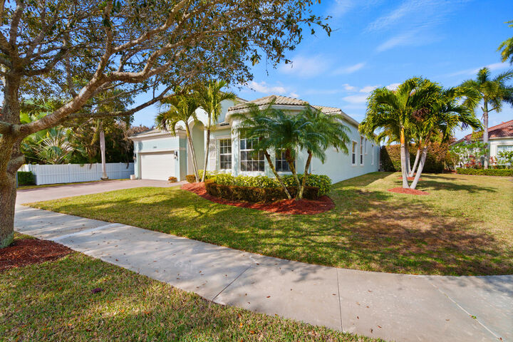 Property Photo:  11460 SW Waldorf Court  FL 34987 