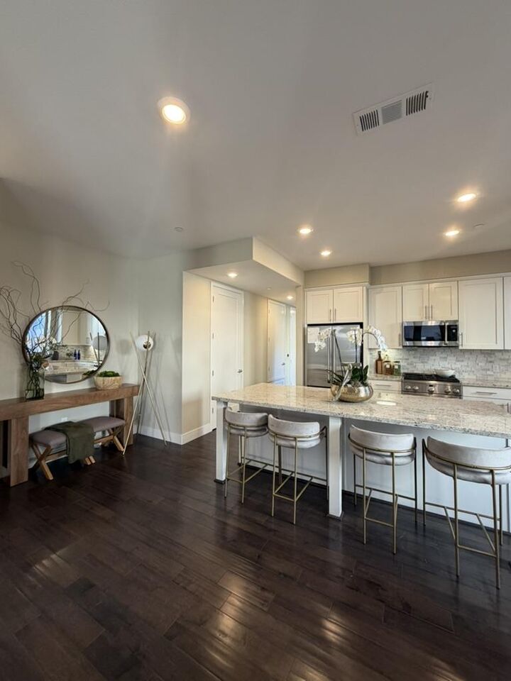 Property Photo:  729 Eppleton Lane 303  CA 94404 