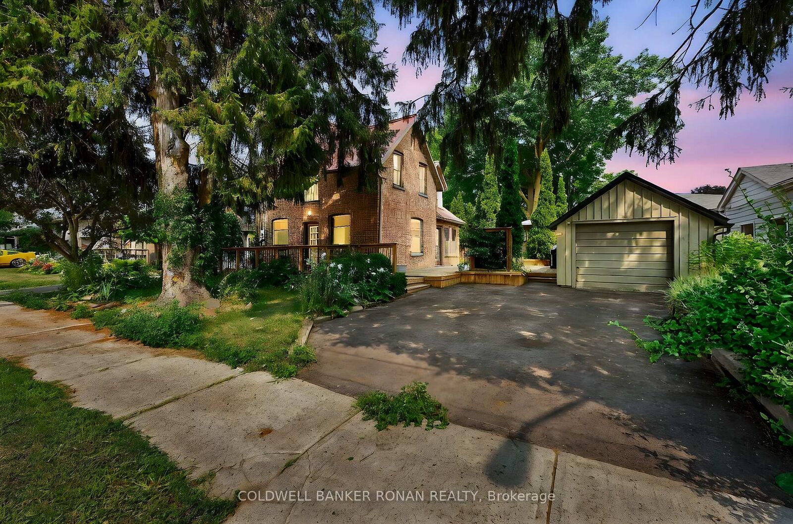 Property Photo:  12 Nelson Street  ON L9R 1G9 