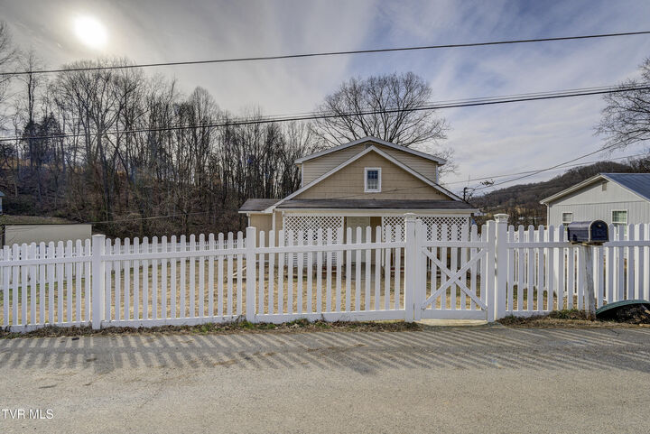 Property Photo: 1908 Darnell Drive TN 37665