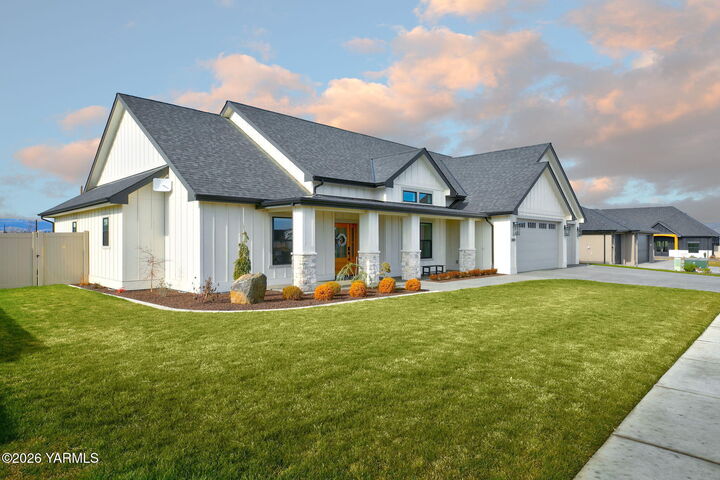 Property Photo:  2009 S 94th Ave  WA 98903 