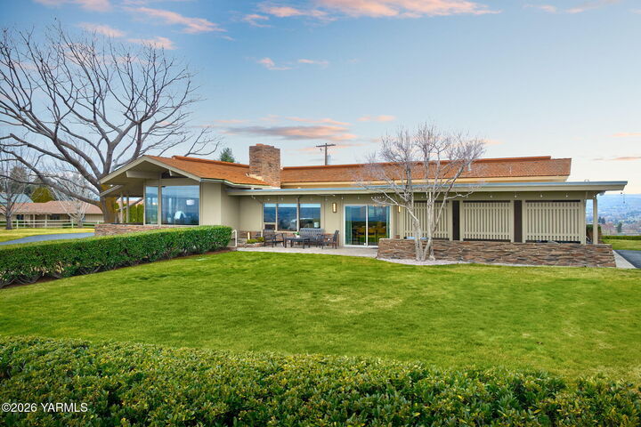 Property Photo:  4909 Scenic Dr  WA 98908 