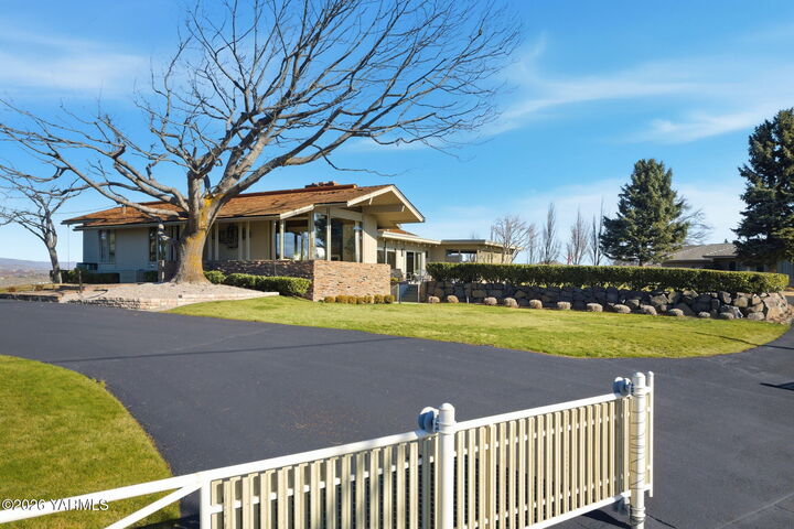 Property Photo: 4909 Scenic Dr WA 98908