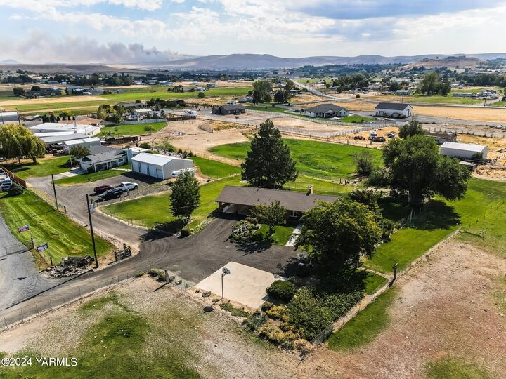 Property Photo:  1390 Gibson Rd  WA 98942 