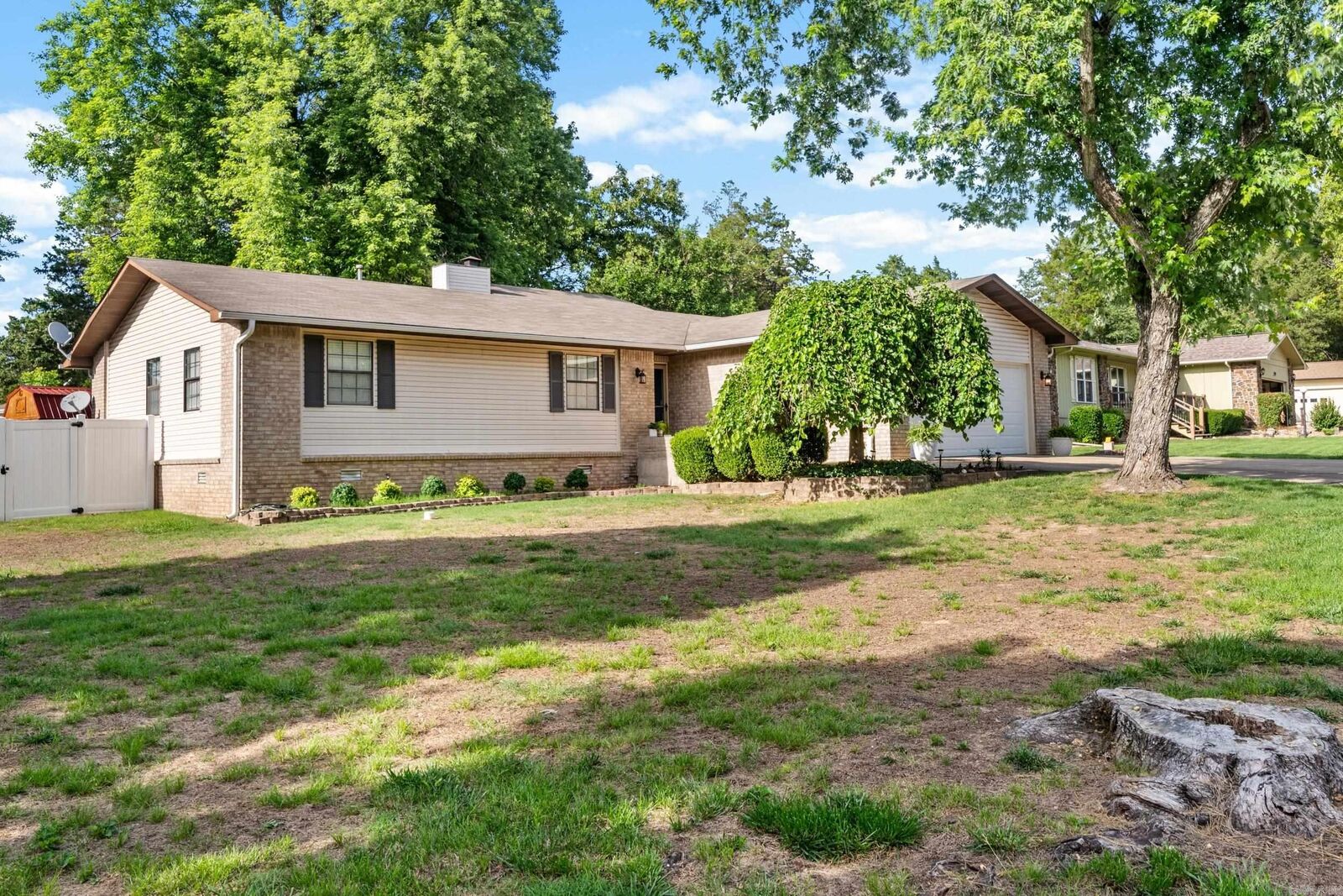 Property Photo:  1401 S Kingswood Way  AR 72653 
