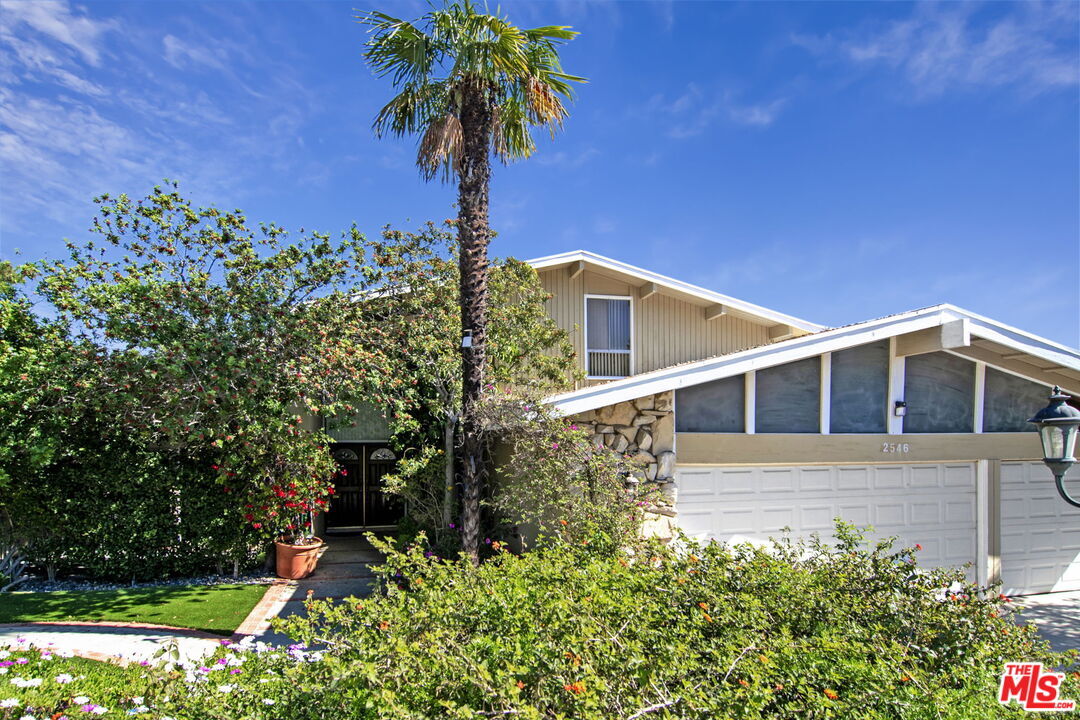 Property Photo: 2546 Cordelia Rd CA 90049