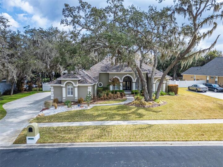 Property Photo:  5018 Sylvan Oaks Drive  FL 33596 