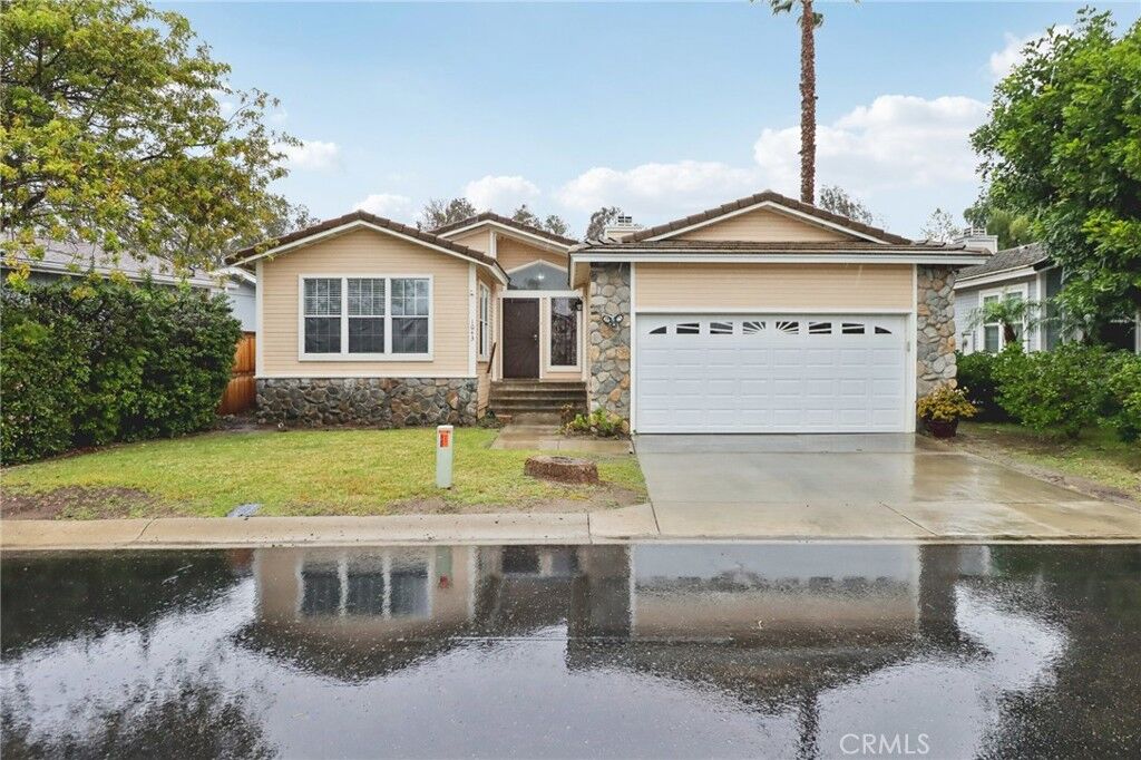 Property Photo: 1043 Kite Ln CA 92081