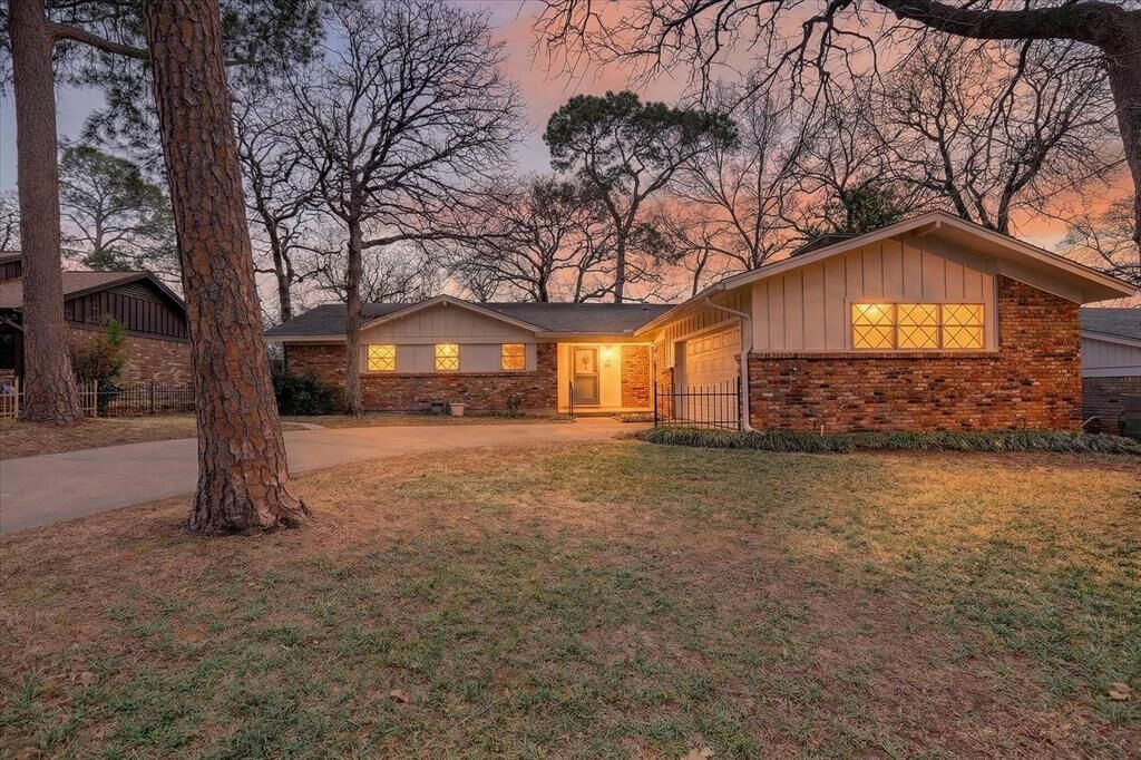 Property Photo:  729 W Cheryl Avenue  TX 76053 