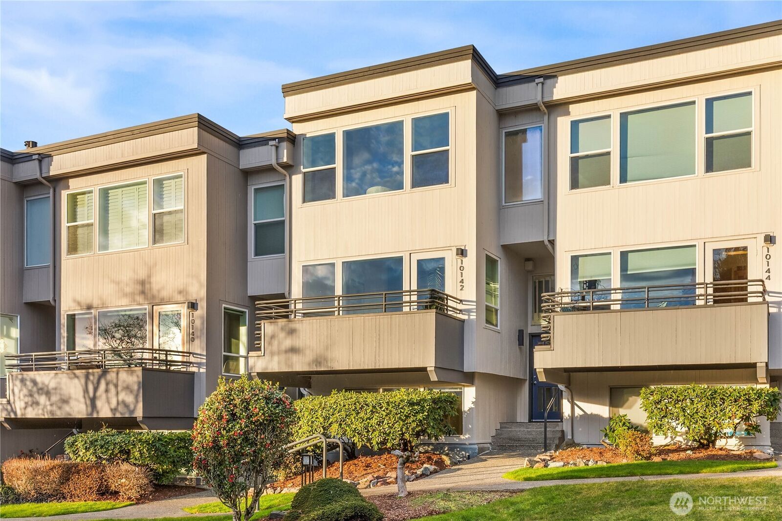 Property Photo:  10142 NE 63rd Street  WA 98033 