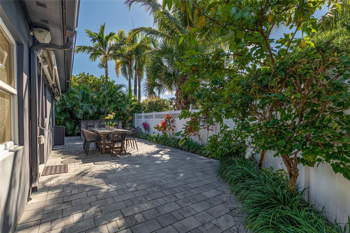 Property Photo:  2000 NE 18th Street  FL 33305 