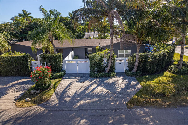 Property Photo:  2000 NE 18th Street  FL 33305 