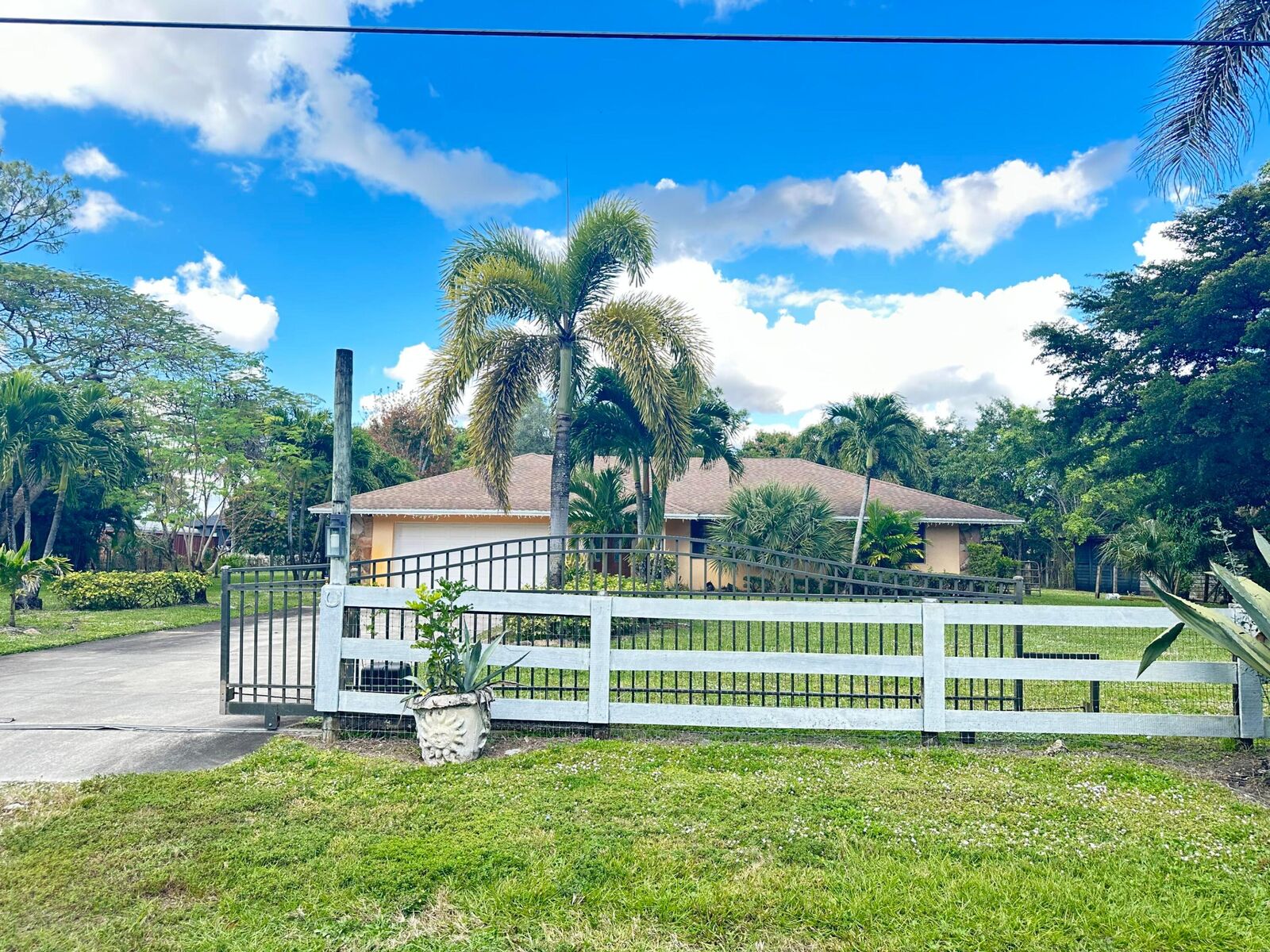 Property Photo: 8251 Bowie Way FL 33467