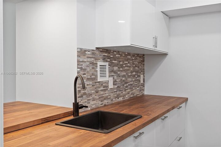 Property Photo: 1200 West Ave 521 FL 33139