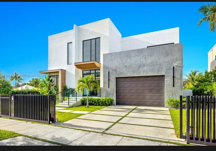 Property Photo: 2050 S Hibiscus Dr FL 33181