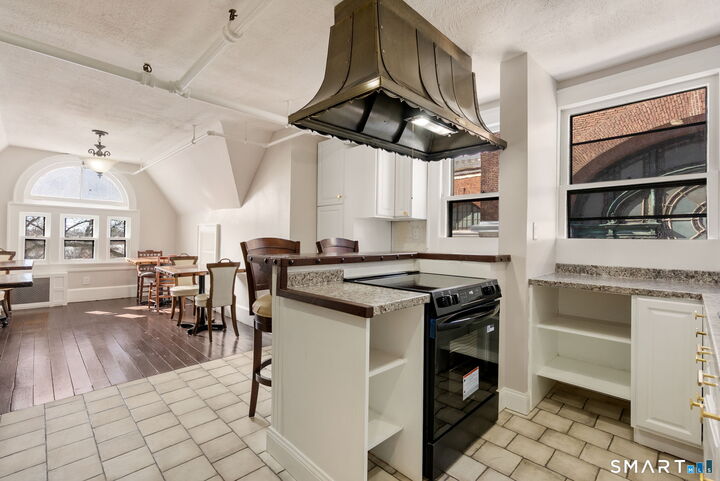 Property Photo:  360 Farmington Avenue 2  CT 06105 