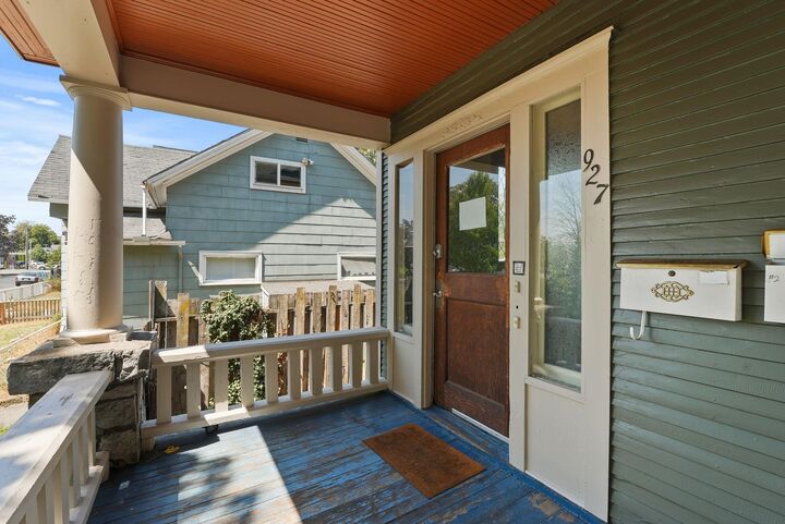 Property Photo: 927 E Augusta Ave WA 99207