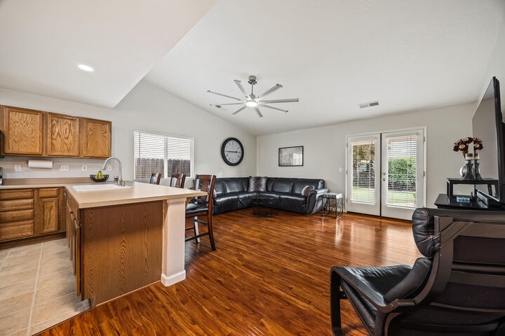 Property Photo: 2841 W Prescott Avenue CA 93291