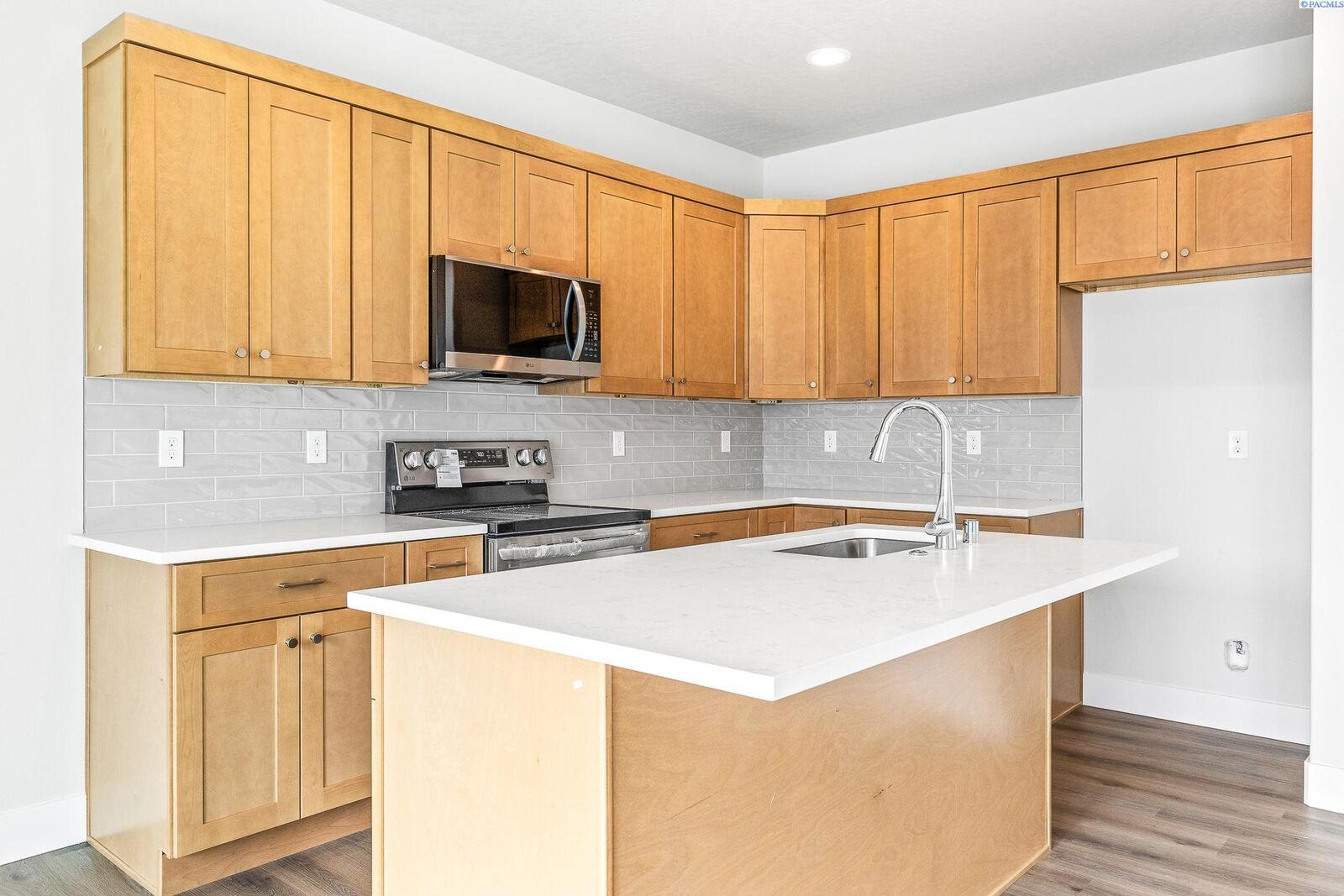 Property Photo:  7461 Grapevine Ct  WA 99353 