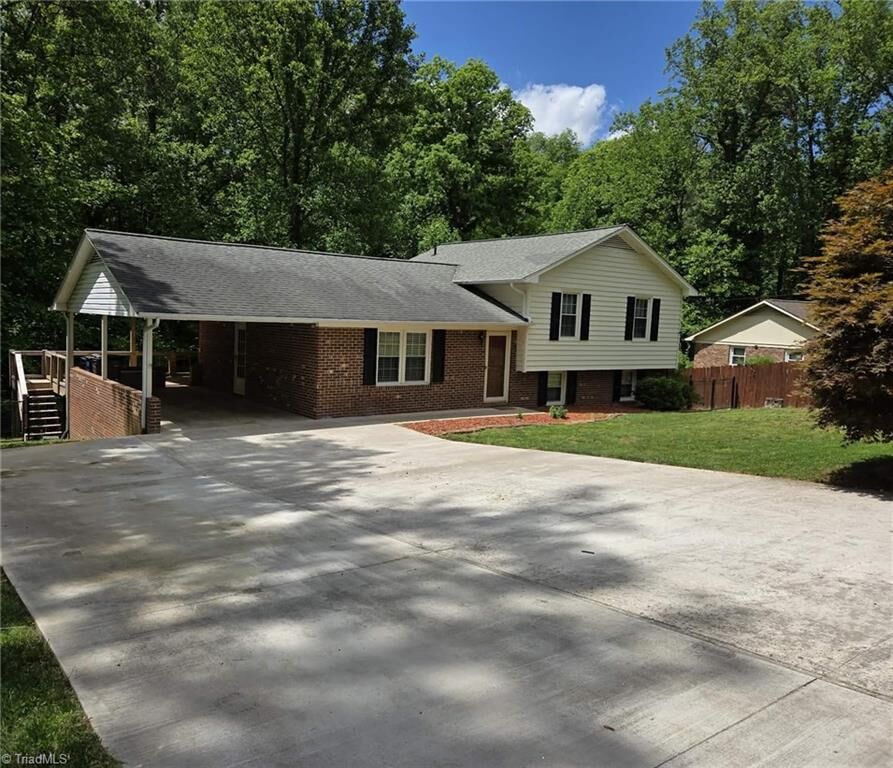 Property Photo:  1542 Overlook Drive  NC 28697 