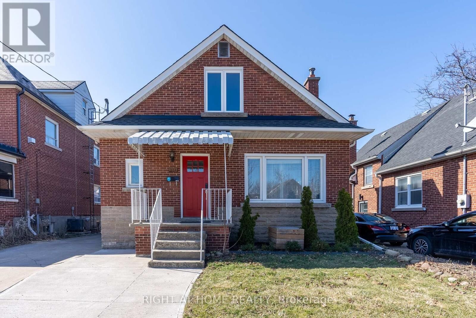 Property Photo:  214 Kenilworth Avenue South  ON L8K 2T4 