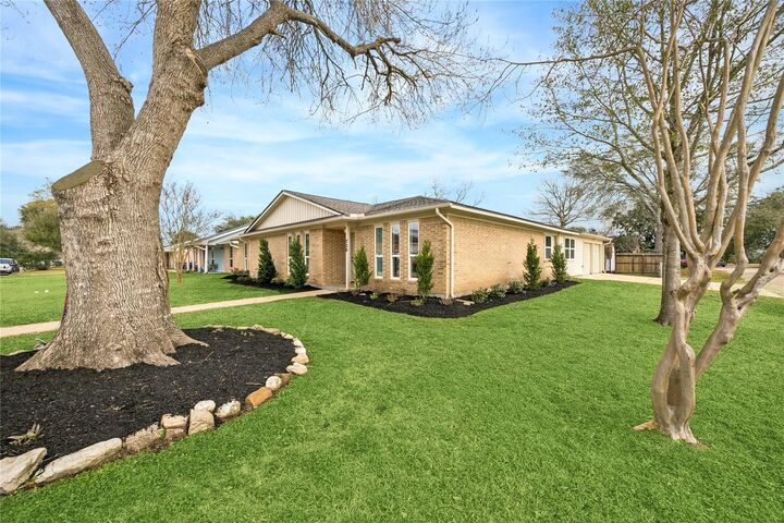 Property Photo:  220 Oakwood Street  TX 77573 