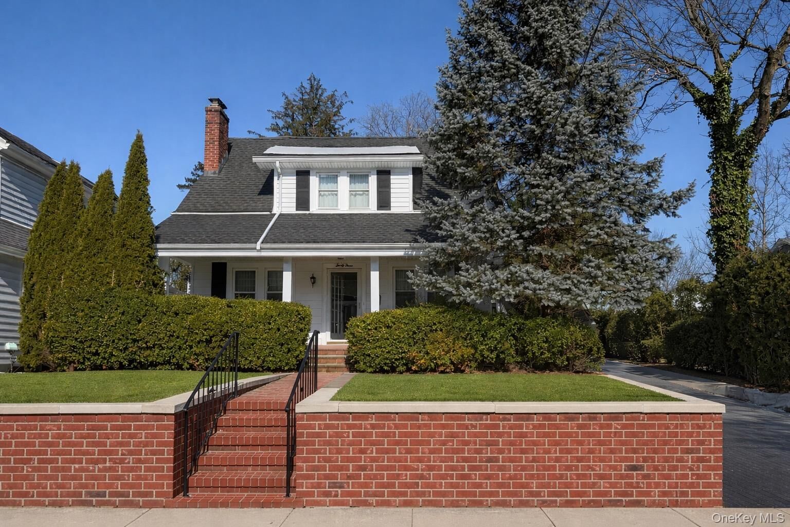 Property Photo:  33 Marvin Avenue  NY 11570 