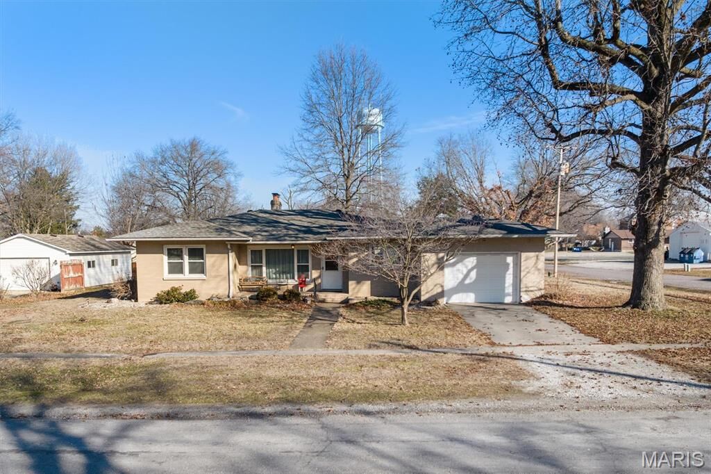 Property Photo:  205 W Magnolia Street  IL 62061 
