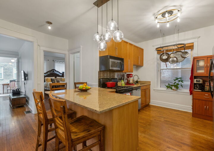 Property Photo:  1417 W Arthur Avenue 1R  IL 60626 