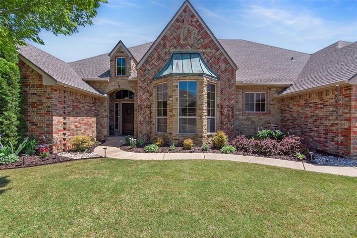 Property Photo: 14424 Caledonia Way OK 73142