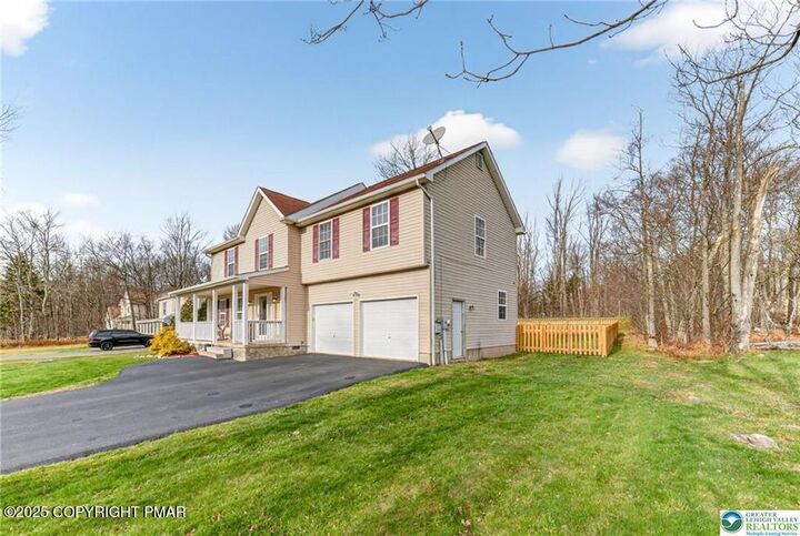 Property Photo: 2711 Oak View Lane PA 18466