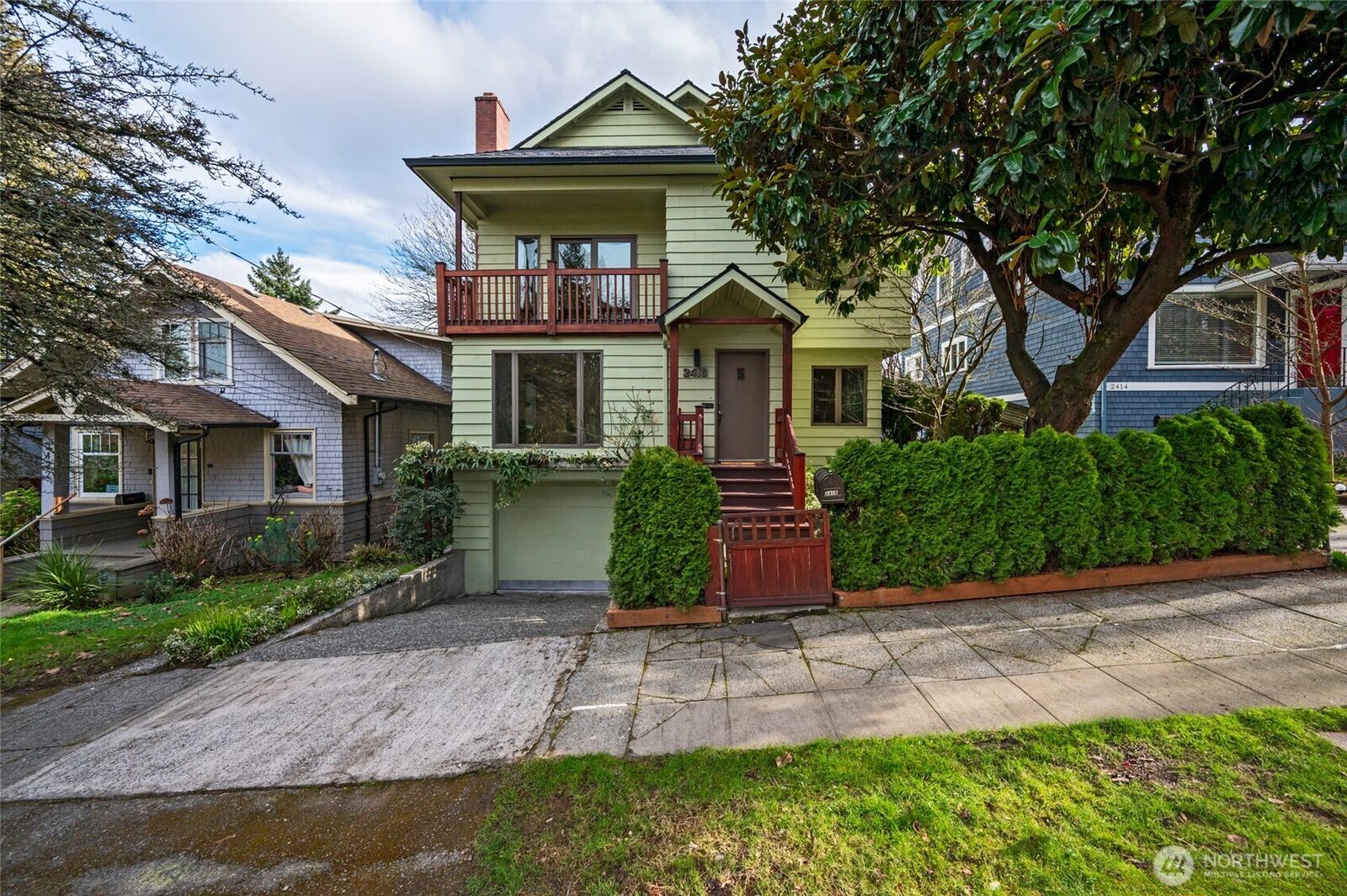 Property Photo:  2418  Federal Avenue E  WA 98102 