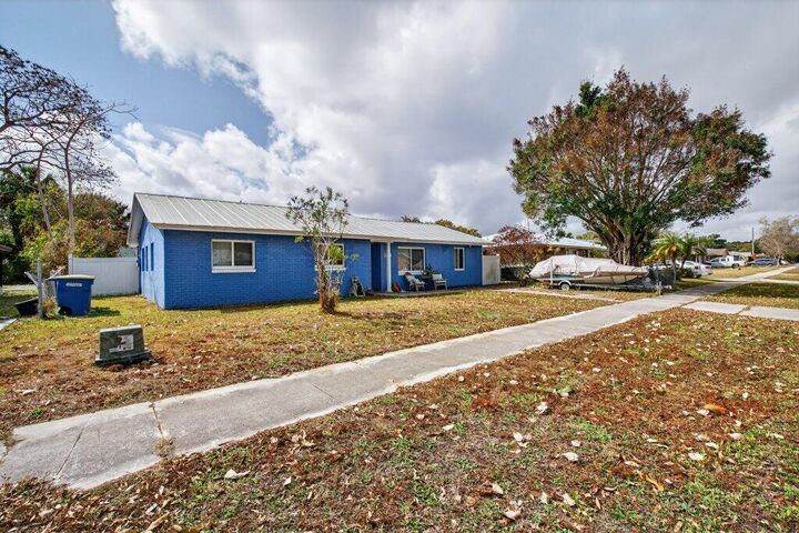 Property Photo:  3201 Kentucky Avenue  FL 34947 