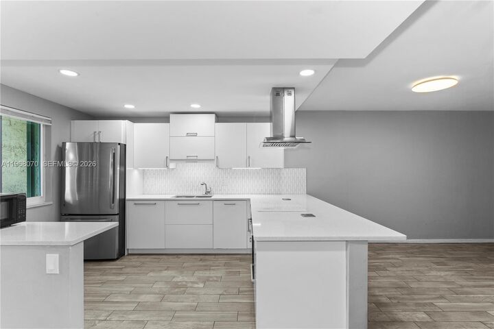 Property Photo:  201 Lakeview Dr 203  FL 33326 