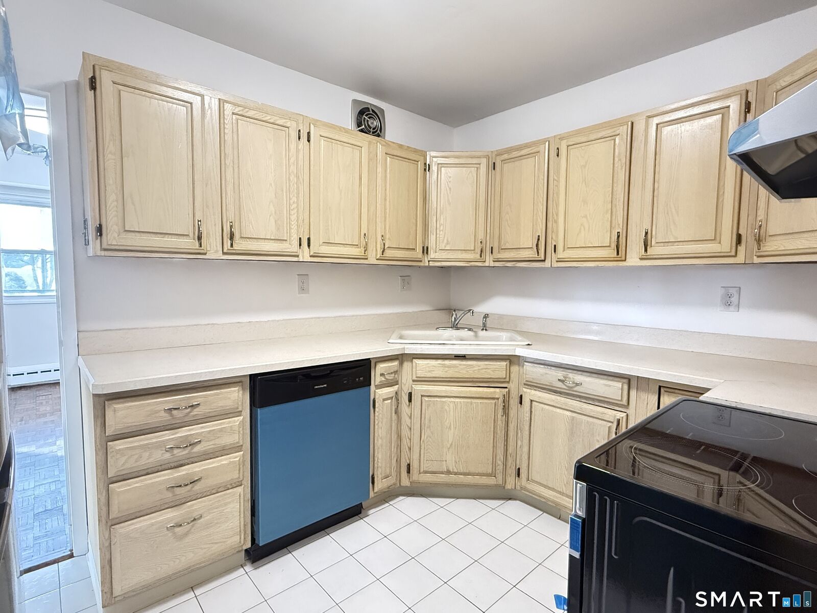 Property Photo:  25 Cartright Street 2D  CT 06604 