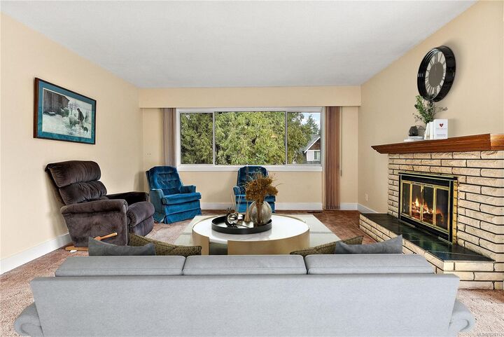 Property Photo:  2009 Stelly'S Cross Rd  BC V8M 1M8 