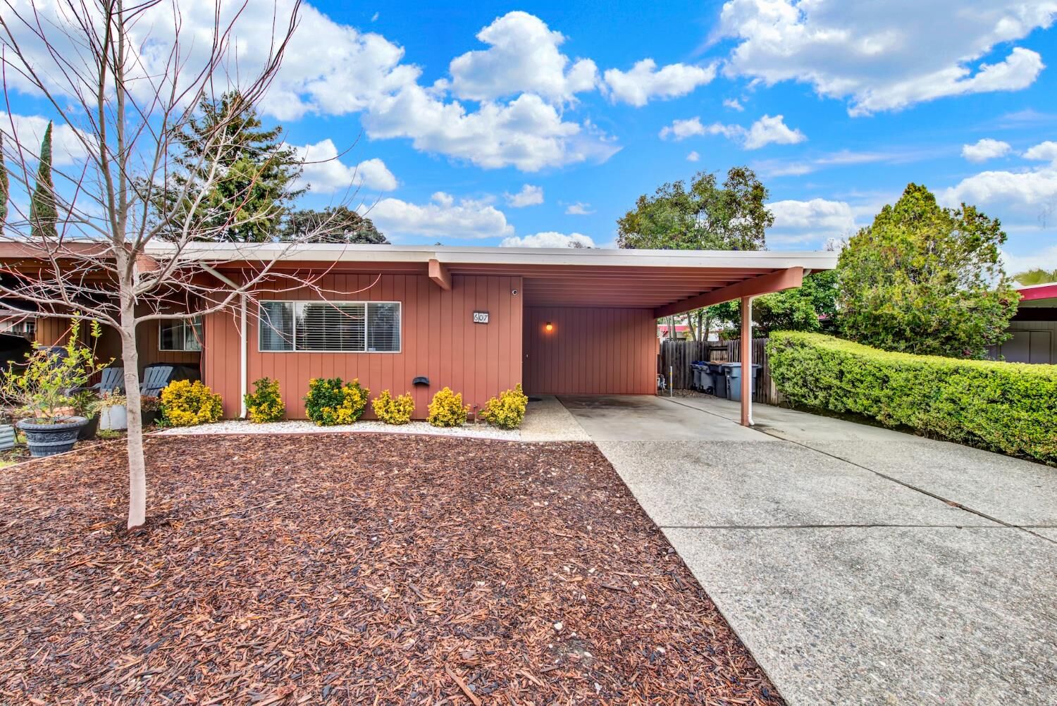 Property Photo:  607 Hermosa Place  CA 95616 